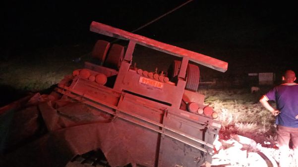 Carreta tomba em acidente e motorista fica preso às ferragens em Cachoeiro por Divulgação/ PM 