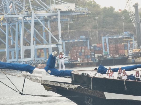 Oficiais da Marinha do Uruguai estavam do lado externo quando Capitan Miranda chegou ao Porto por Leitor | A Gazeta