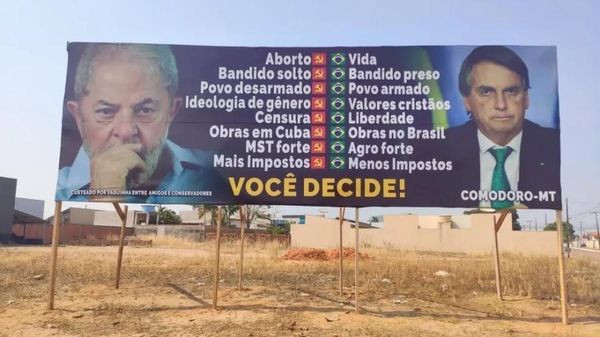 Outdoor em Comodoro (MT) com frases comparando Lula e Bolsonaro