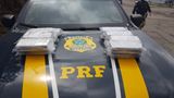 Pacotes da droga estavam escondidos embaixo do banco do carona de um veículo que foi abordado em Nova Rosa da Penha, Cariacica, nesta quinta-feira (25)(Divulgação | Polícia Rodoviária Federal)