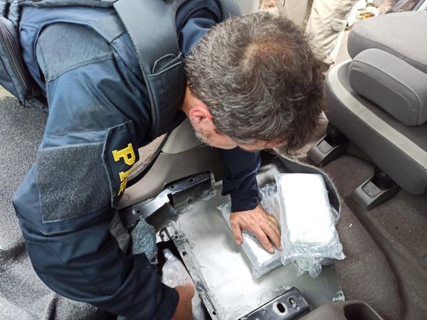 Ao todo, PRF encontrou 15 pacotes de cocaína escondidos no veículo por Divulgação | Polícia Rodoviária Federal