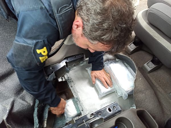 Ao todo, PRF encontrou 15 pacotes de cocaína escondidos no veículo por Divulgação | Polícia Rodoviária Federal