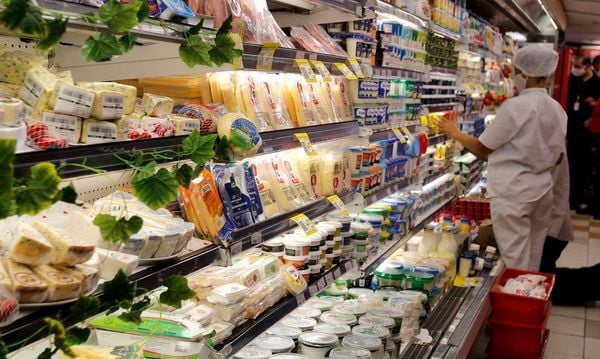 Pesquisa realizada pela Associação de Supermercados do Estado do Rio de Janeiro (Asserj) mostra que beneficiários do Auxílio Brasil pretende voltar a comprar carne e leite