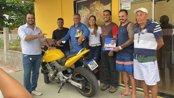 Audifax faz encontro com a população ao lado da tenente Andresa por Divulgação