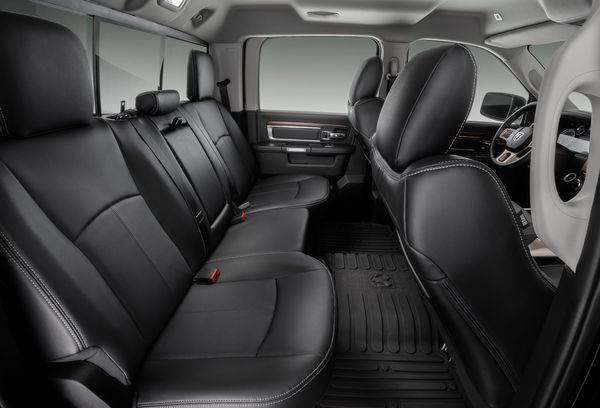 Bbancos traseiros laterais possuem aquecimento. por Ram/Divulgação