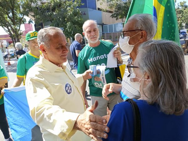Manato encontra eleitores em feira livre por Divulgação
