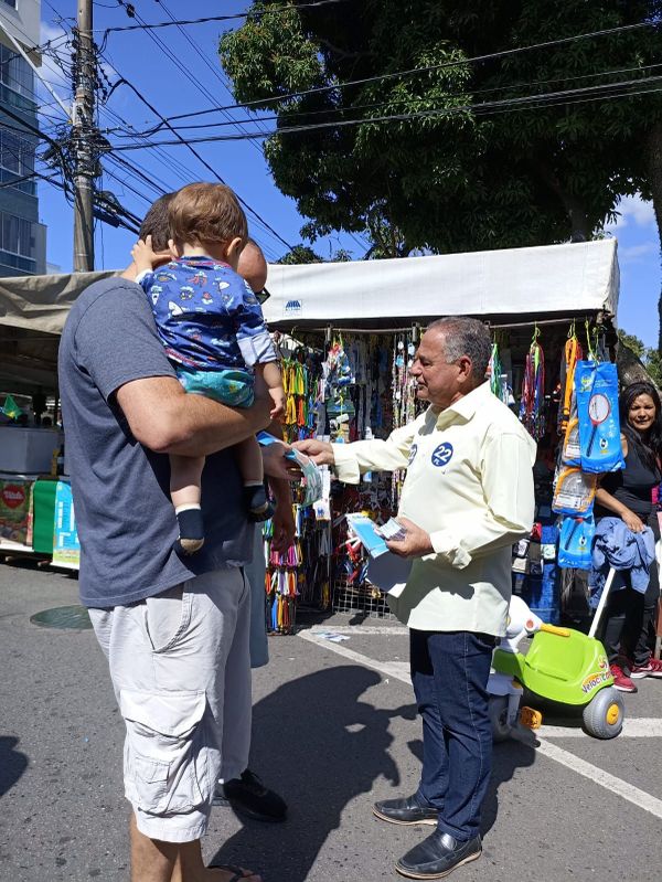 Manato faz visita à feira livre por Divulgação