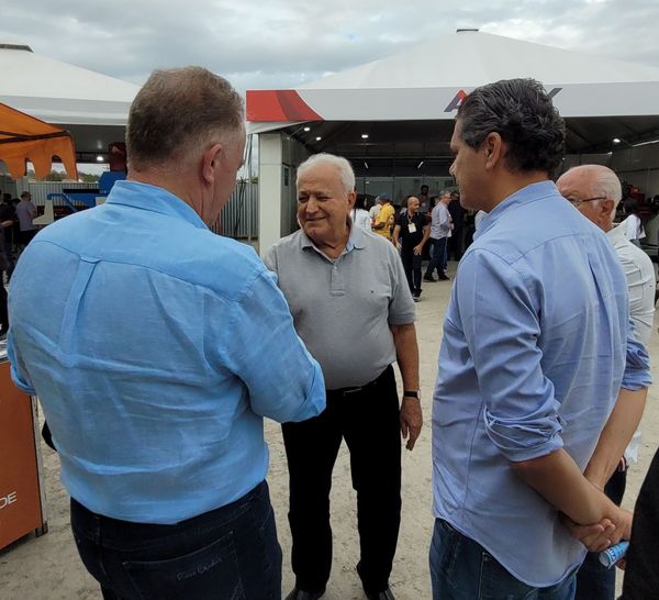 Casagrande cumprimenta Teodorico Ferraço ao lado de Ricardo Ferraço na Cachoeiro Stone Fair por Helio Filho/Divulgação