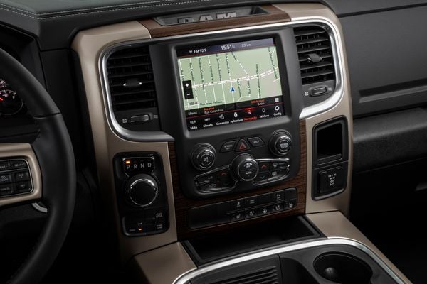 Central multimídia de 8,4 polegadas, navegação embarcada e conexão com Android Auto e Apple CarPlay por Ram/Divulgação