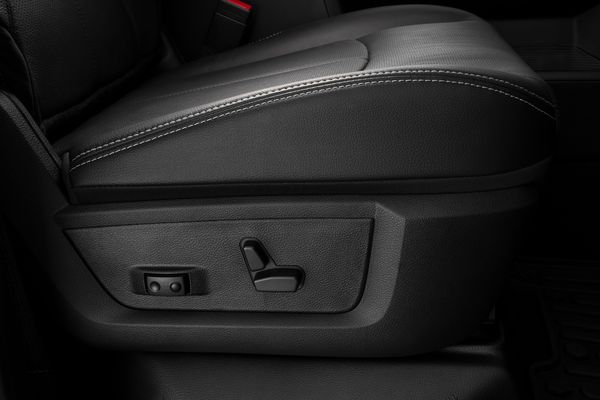 Com revestimento em couro, os bancos dianteiros possuem ajustes elétricos em 10 posições por Ram/Divulgação