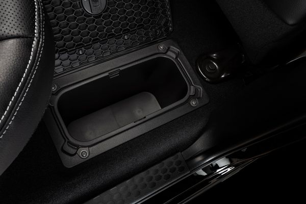 Compartimentos embutidos com tampa, podem receber latas de bebidas e mantê-las geladas por Ram/Divulgação