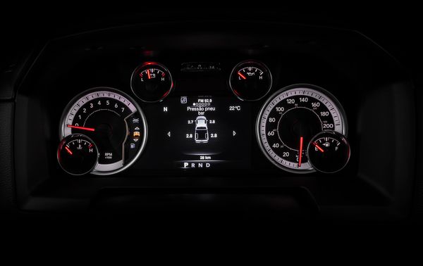 O quadro de instrumentos possui seis mostradores e tela multifuncional de TFT por Ram/Divulgação