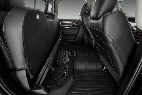 Os assentos traseiros são bipartidos, que ao serem levantados, deixam à mostra o subwoofer e um nicho para objetos por Ram/Divulgação