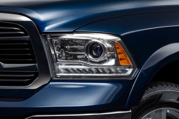 Os faróis têm projetor de dupla função, fazendo o papel da luz baixa e luz alta por Ram/Divulgação