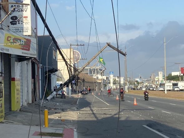 Após acidente, poste fica pendurado em Vila Velha por Kaique Dias