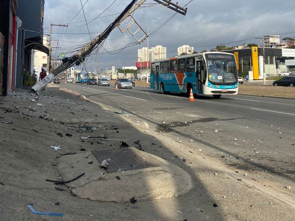 Após acidente, poste fica pendurado em Vila Velha por Kaique Dias