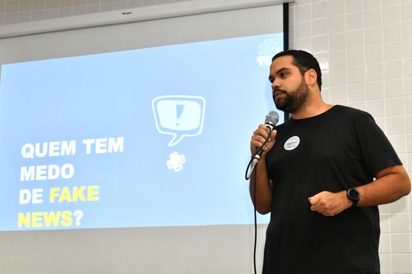 A Gazeta faz palestra sobre fake news para alunos do Colégio Estadual por Fernando Madeira