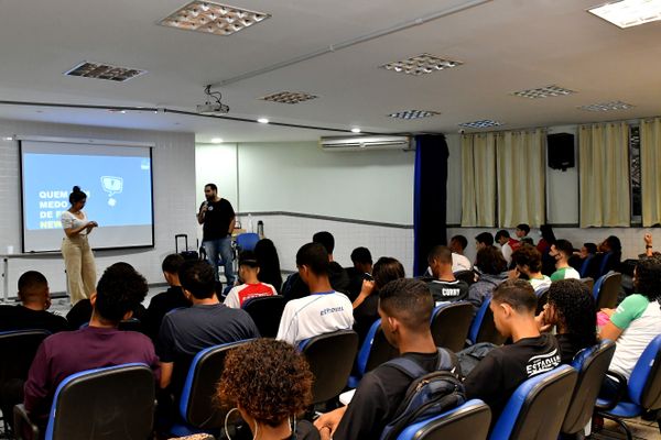A Gazeta faz palestra sobre fake news para alunos do Colégio Estadual por Fernando Madeira