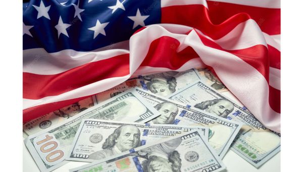 Notas de dólar e fundo da bandeira dos Estados Unidos
