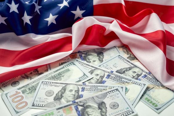 Notas de dólar e fundo da bandeira dos Estados Unidos