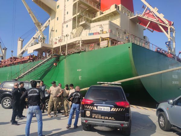 PF apreende de 450 kg de cocaína em casco de navio em porto de Aracruz