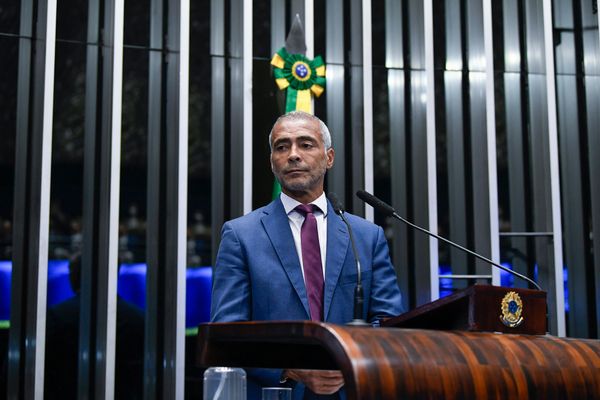Senador Romário (PL-RJ), relator do projeto de lei que obriga planos de saúde a cobrir tratamentos não previstos pela Agência Nacional de Saúde Suplementar (ANS).