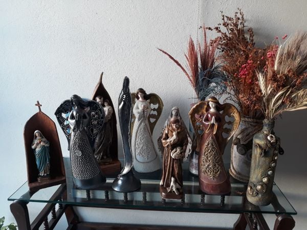 A artesã reforma e pinta santos, garrafas e vasos por Vanuza Alves de Souza 