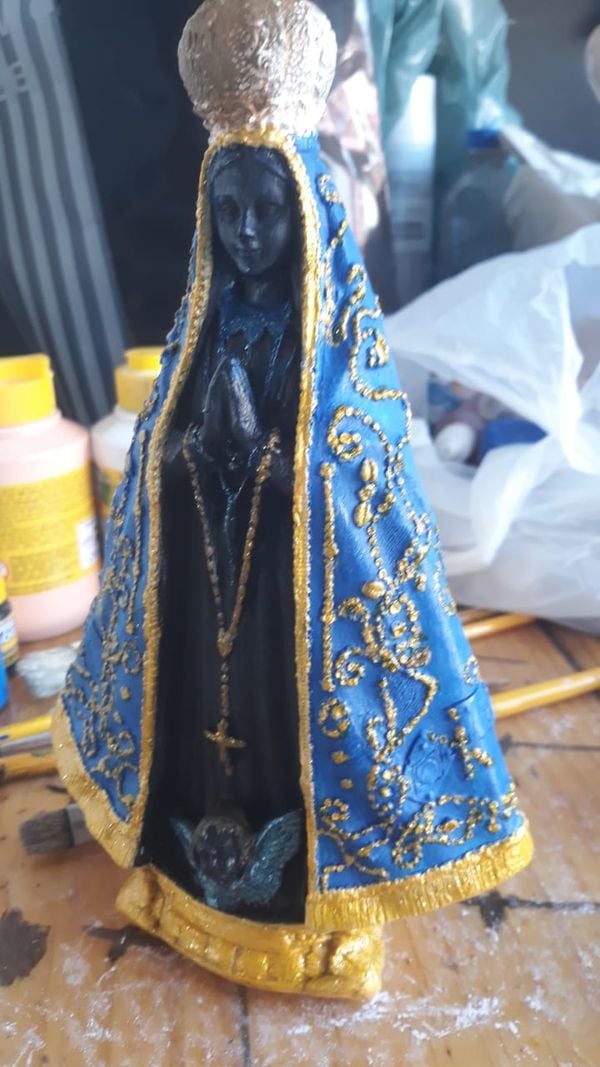 Vanuza Alves de Souza pinta e reforma imagens de santos por Vanuza Alves de Souza 