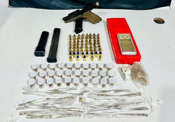 Arma e frascos de skanki apreendidos em imóvel em Itapuã, Vila Velha