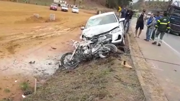 Colisão entre carro e moto deixa duas pessoas feridas em Anchieta