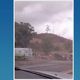 Imagem - Caminhão tomba e deixa uma pessoa ferida em Anchieta