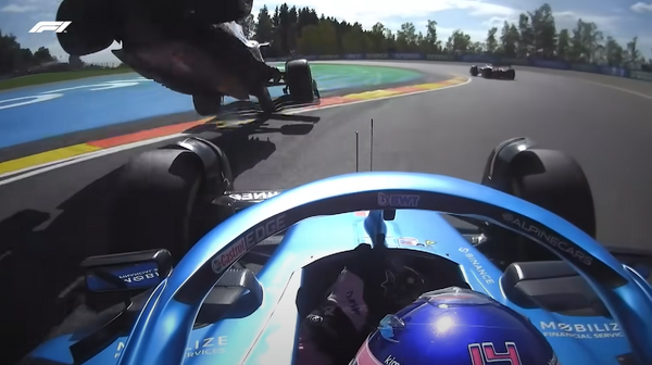 Câmera de Alonso flagrou o momento do impacto