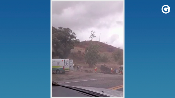 Caminhão tomba e deixa uma pessoa ferida em Anchieta