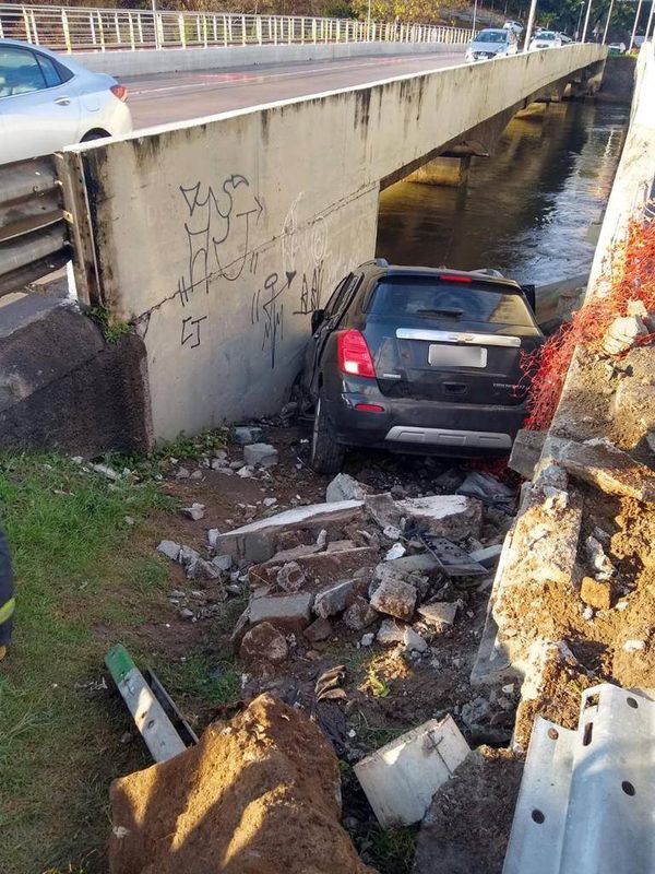 Carro quebrou mureta e parou no vão da Ponte de Camburi, em Vitória por Divulgação/Guarda de Vitória