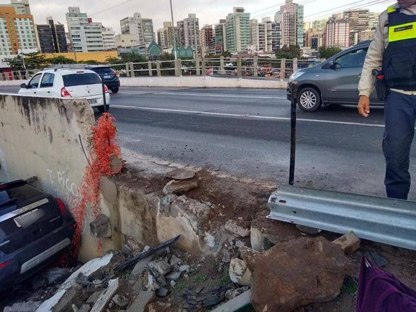 Carro quebrou mureta e parou no vão da Ponte de Camburi, em Vitória por Divulgação/Guarda de Vitória
