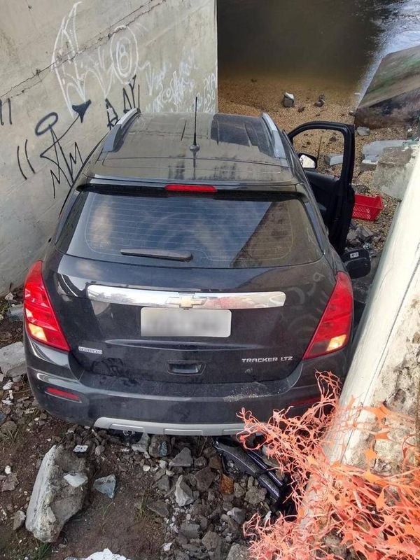 Carro quebrou mureta e parou no vão da Ponte de Camburi, em Vitória por Divulgação/Guarda de Vitória