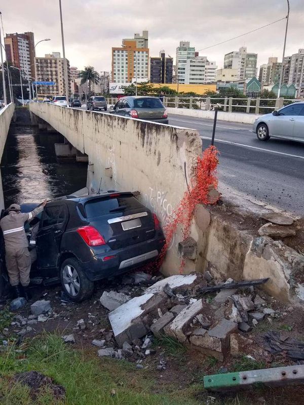 Carro quebrou mureta e parou no vão da Ponte de Camburi, em Vitória por Divulgação/Guarda de Vitória