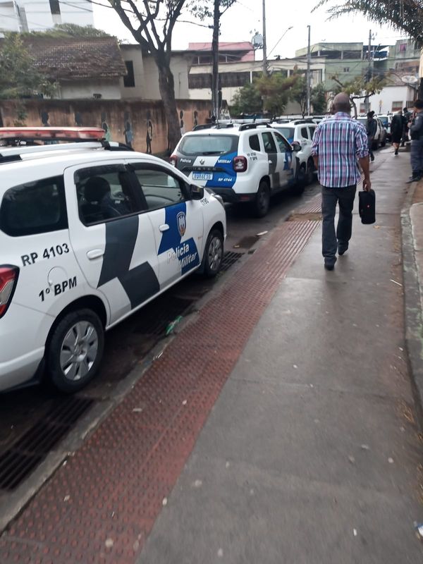 Viaturas da PM estacionadas na entrada do Romão nesta quarta (31)