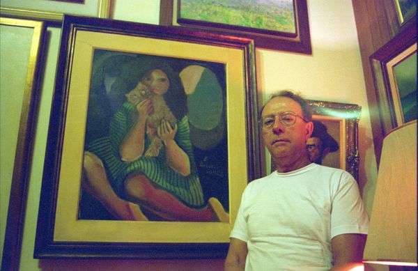 Chrisógono Teixeira da Cruz, colecionador, ao lado de quadro 'A mulata e o Gato' de Di Cavalcanti