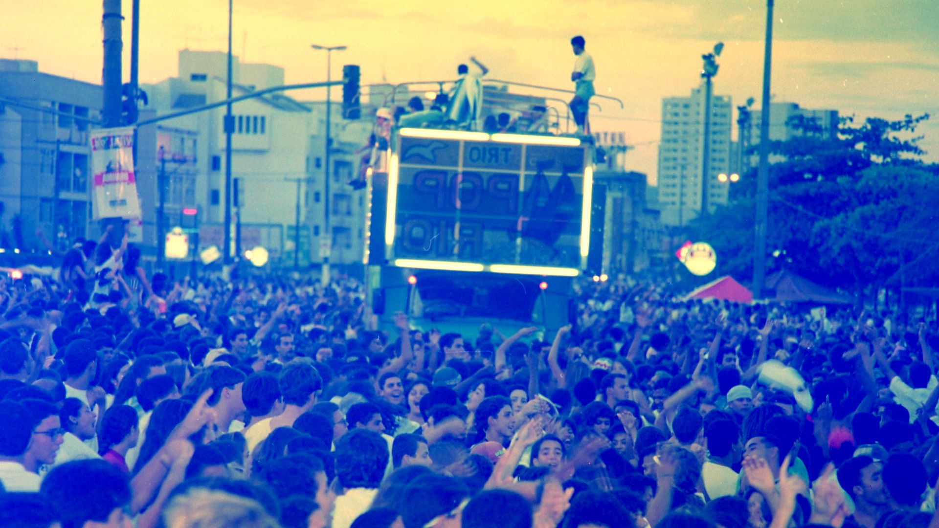 27/11/1994 - Foliões curtindo o primeiro Vital em Camburi