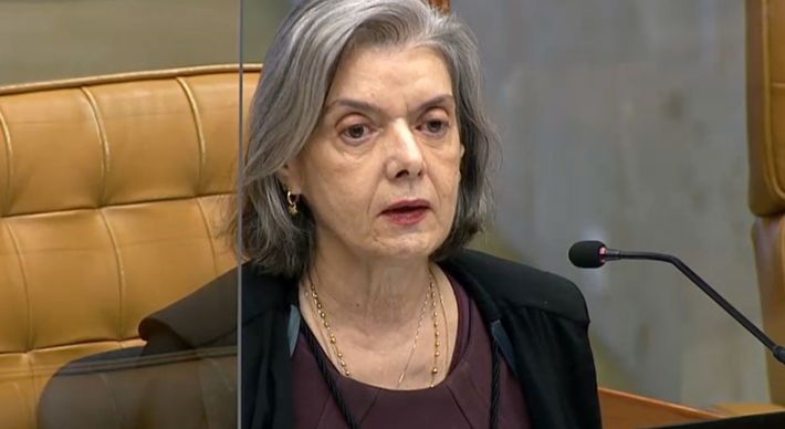Cármen afirmou, ainda, que os ministros Luís Roberto Barroso, Edson Fachin e Alexandre de Moraes, que foram atacados por Bolsonaro, têm notório saber jurídico e que as críticas não têm embasamento
