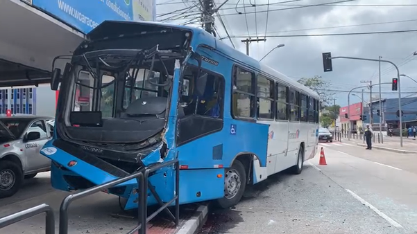Acidente com ônibus do Transcol fere grávida e mais 3 pessoas em Vitória