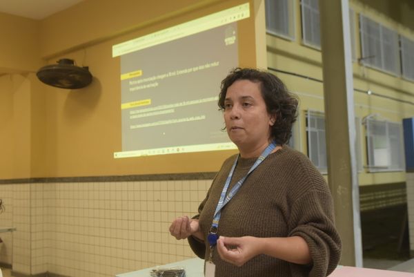 AJornalistas de A Gazeta apresentam o projeto Informação de na escola Aflordízio Carvalho por Vitor Jubini