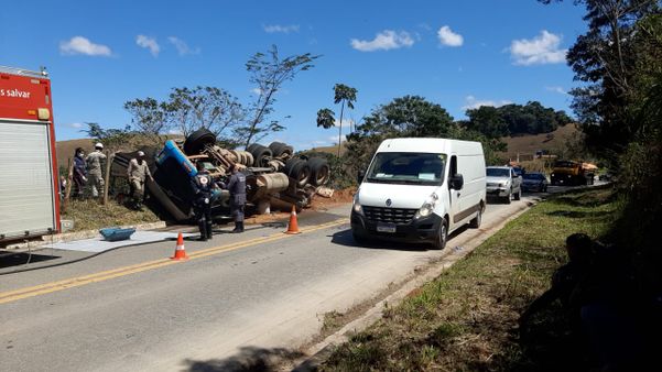Carreta tomba e motorista morre preso às ferragens em Alegre por Divulgação/ Polícia Militar 