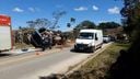 Carreta tomba e motorista morre preso às ferragens em Alegre(Divulgação/ Polícia Militar )
