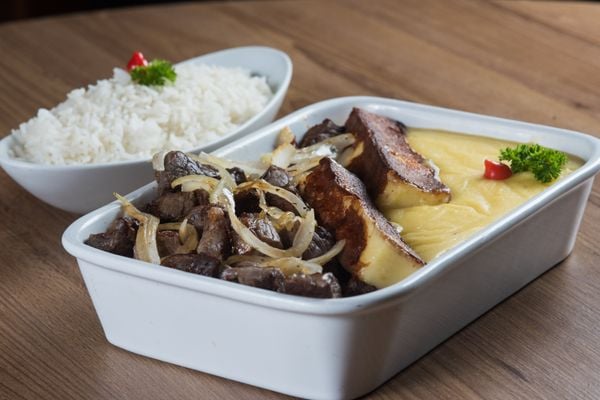 O Trio Bahia acompanha um delicioso purê de mandioquinha, queijo coalho e carne de sol  por Rodrigo Gavini