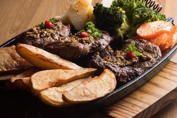 O Gruyere Steak Five é uma chapa em que primeiro se escolhe a proteína e depois dois acompanhamentos  por Rodrigo Gavini