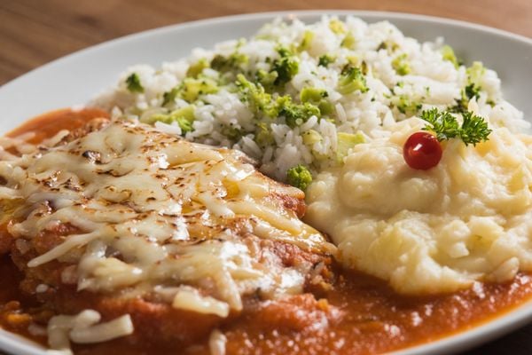 Os prato executivos, como a parmegiana do Five, cabem no bolso e matam a fome  por Rodrigo Gavini