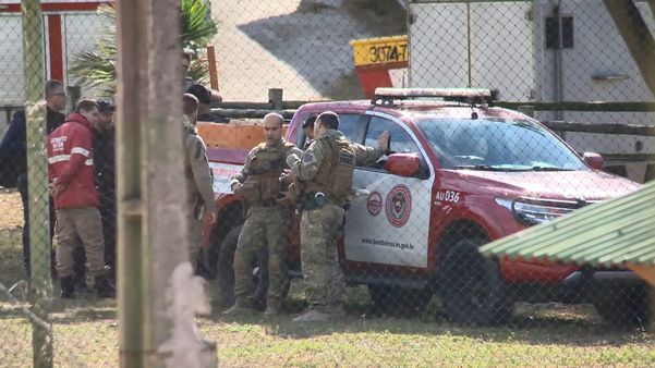 Imagens das buscas com uso de cães farejadores e retroescavadeira na área do Jockey Clube do Espírito Santo, localizado em Vila Velha por Rodrigo Gomes