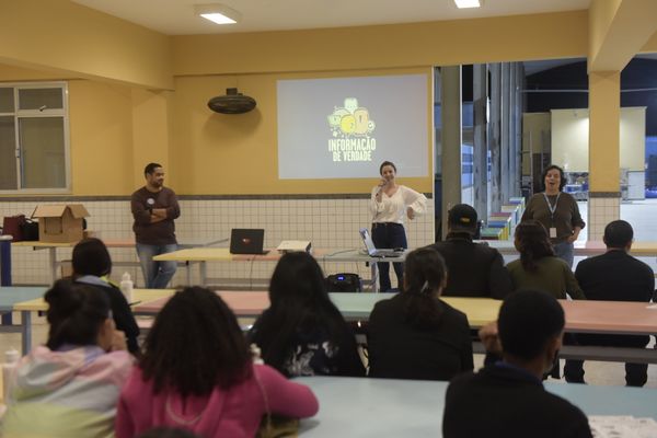 Jornalistas de A Gazeta apresentam o projeto Informação de na escola Aflordízio Carvalho por Vitor Jubini